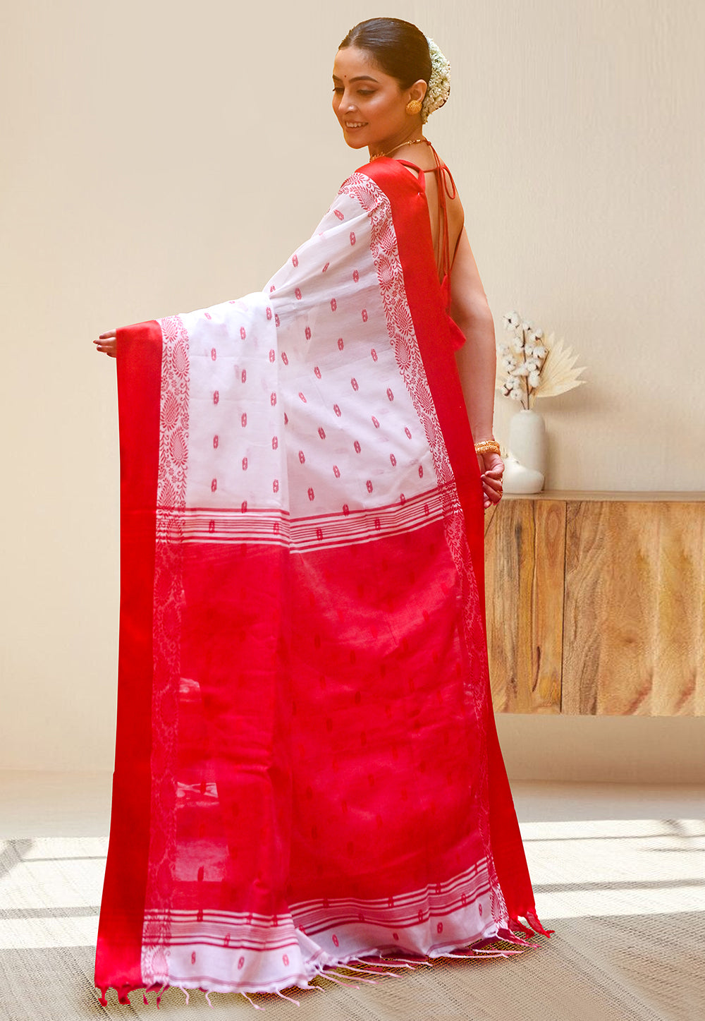 OFFWHITE HANDLOOM COTTON SAREE WITH RED VELVET BORDER AND PALLU