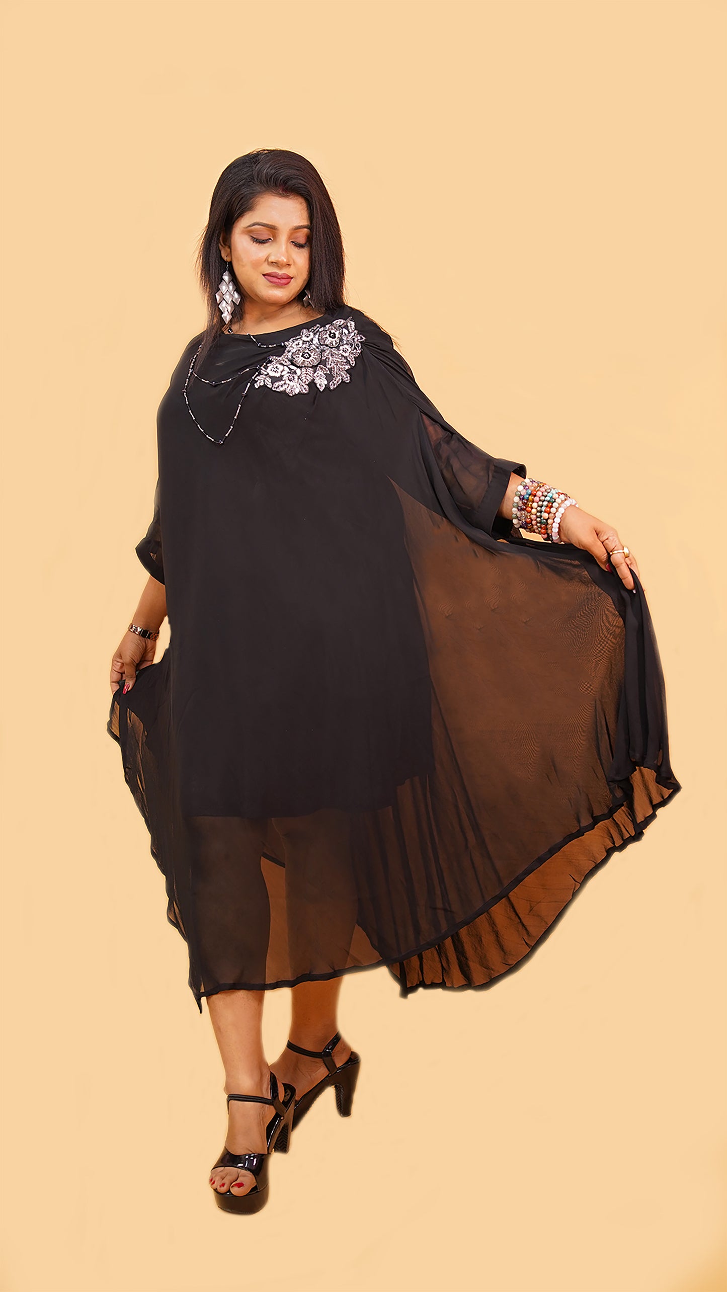 BLACK DRAPE KAFTAN DRESS WITH SLEEVES AND MINIMALIST EMBROIDERY IN FRONT